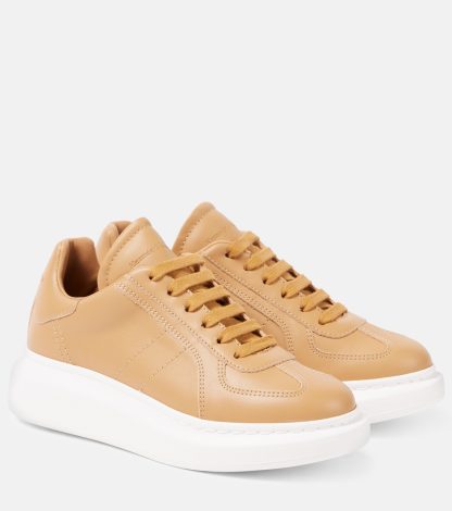 faux luxe Alexander McQueen Baskets oversized en daim beige